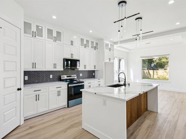 1035  Strickland Street , Dallas Texas 75211