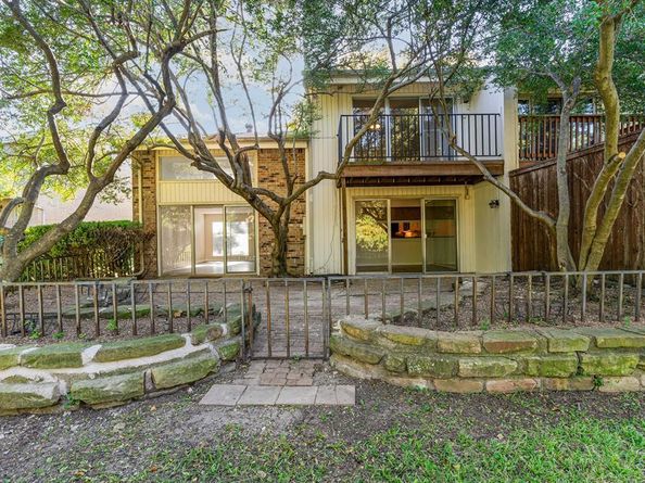 2945  Country Place Circle , Carrollton Texas 75006