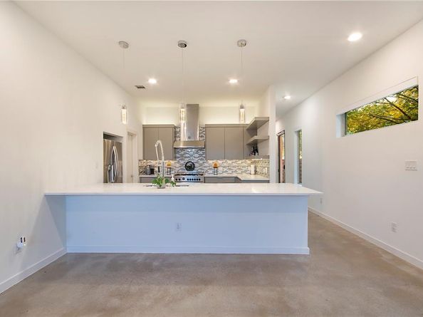 2210  Lola Court , Dallas Texas 75206