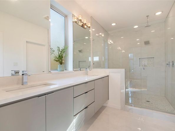 2210  Lola Court , Dallas Texas 75206