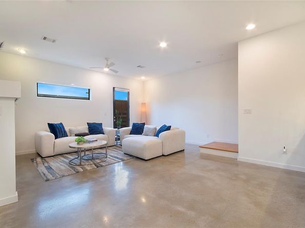 2210  Lola Court , Dallas Texas 75206