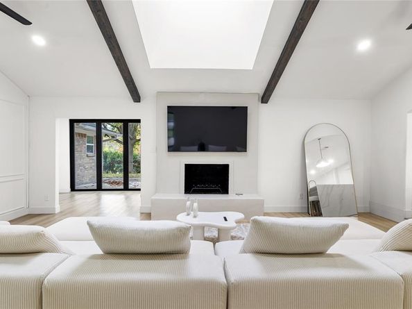 1513  Carriage Lane , Garland Texas 75043