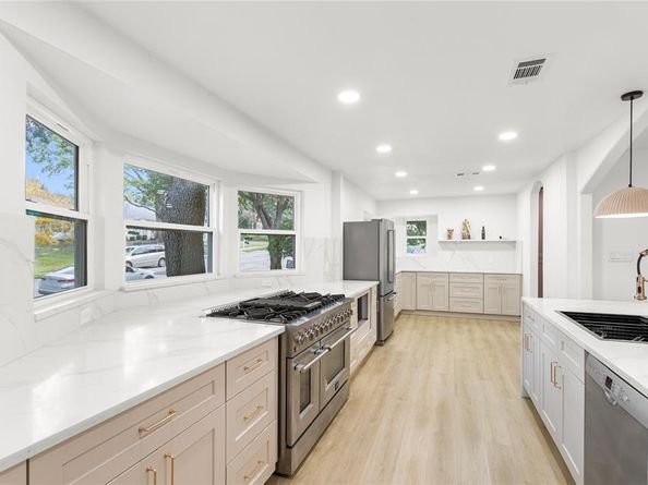 1513  Carriage Lane , Garland Texas 75043