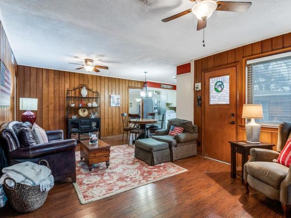 10422  Lake Gardens Drive , Dallas Texas 75218