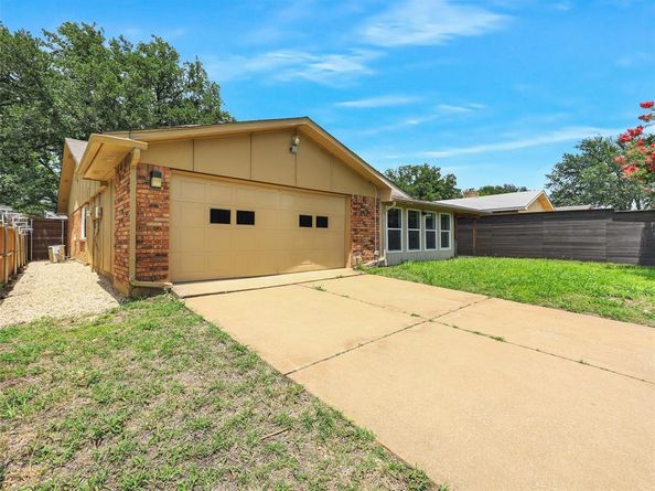 2032  Christie Lane , Carrollton Texas 75007