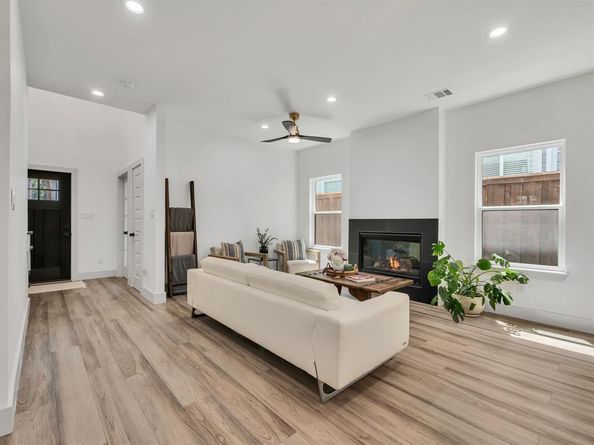 3709  Colonial Avenue , Dallas Texas 75215