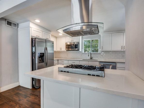 619 S Barnett Avenue , Dallas Texas 75211