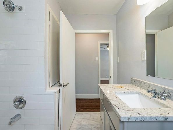 619 S Barnett Avenue , Dallas Texas 75211