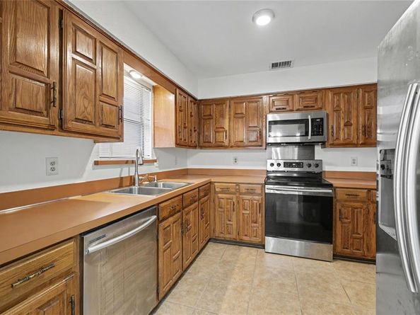 569  Briarcliff Drive , Garland Texas 75043