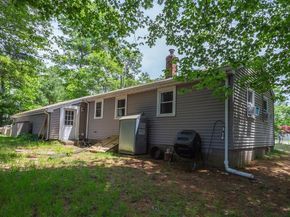 31 Acorn St, Middleboro MA 02346