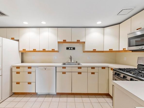 321 Place Ln 321, Woburn MA 01801