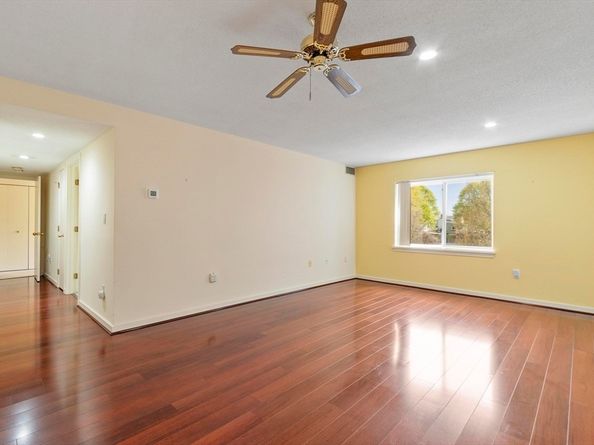 321 Place Ln 321, Woburn MA 01801
