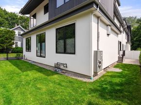1242 Beacon St 1242, Newton MA 02468
