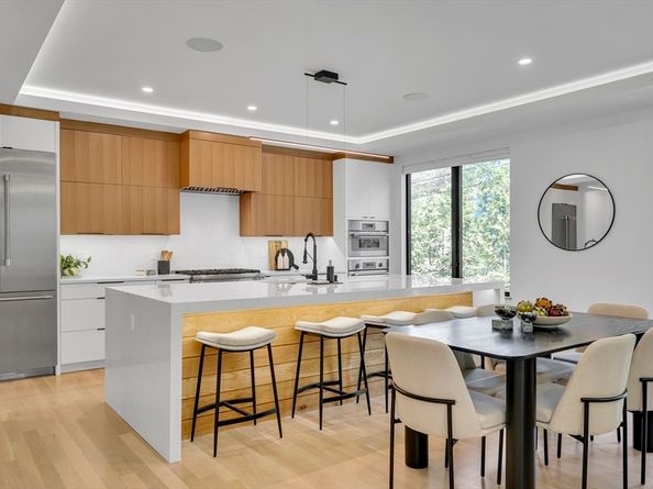 1242 Beacon St 1242, Newton MA 02468