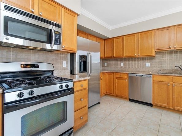 103 Cushing St 4, Waltham MA 02453