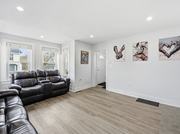 7 Cherry St, Southborough MA 01745