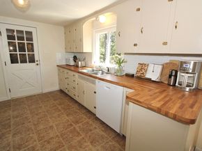 8 Birmingham Rd, Worcester MA 01606