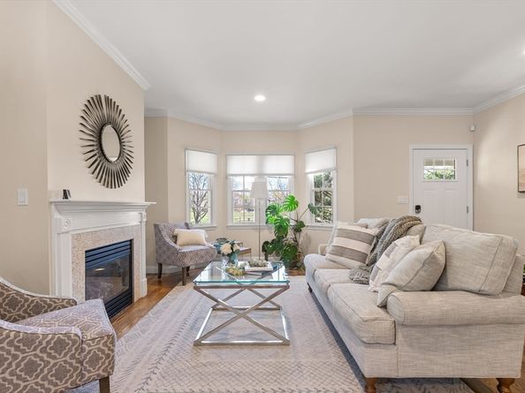 73 Oak Ave 1, Newton MA 02465