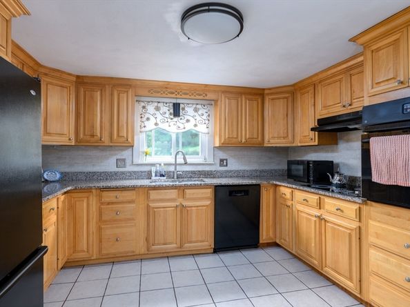 70 Sherwood Hill Dr, Holden MA 01520