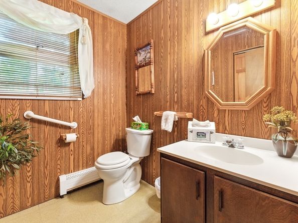709 Walnut Plain Rd, Rochester MA 02770