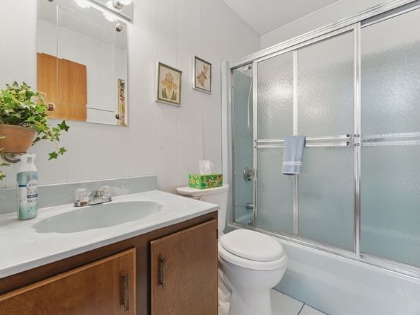 709 Walnut Plain Rd, Rochester MA 02770