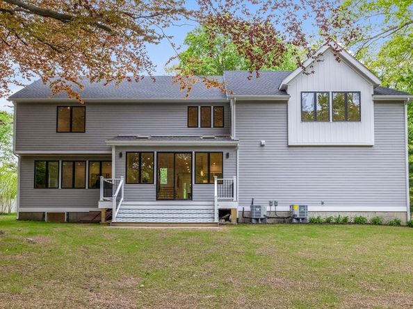 29 Hancock St, Bedford MA 01730