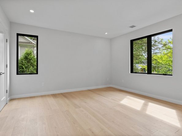 29 Hancock St, Bedford MA 01730