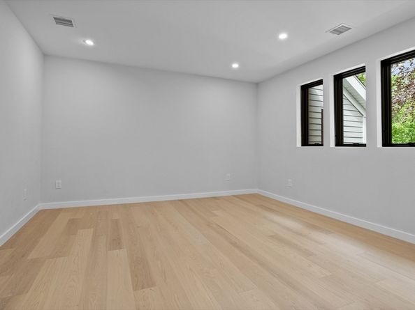 29 Hancock St, Bedford MA 01730