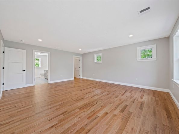 10 Mccue Circle, Abington MA 02351