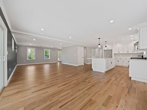 10 Mccue Circle, Abington MA 02351