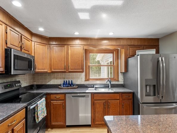 65 Martin Road, Tewksbury MA 01876