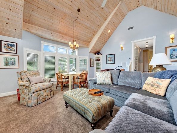 8 Barn Ln, Gloucester MA 01930