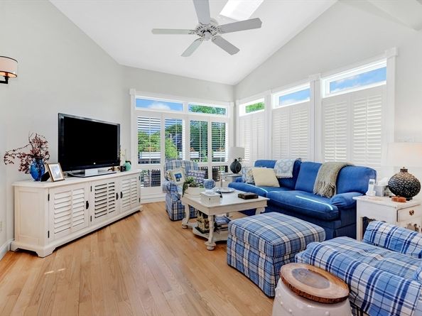 8 Barn Ln, Gloucester MA 01930