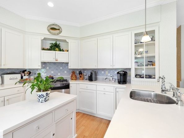 8 Barn Ln, Gloucester MA 01930