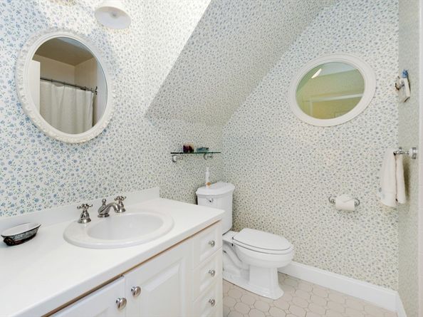 8 Barn Ln, Gloucester MA 01930