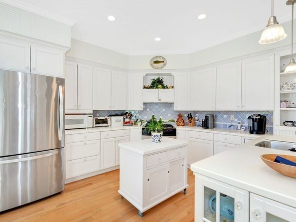 8 Barn Ln, Gloucester MA 01930