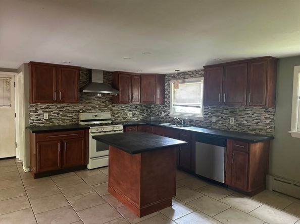 12 Crown St, Spencer MA 01562