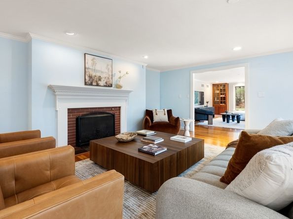 199 Country Rd, Weston MA 02493