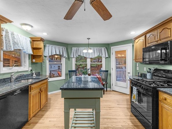 4 Penny Ln, Wareham MA 02538