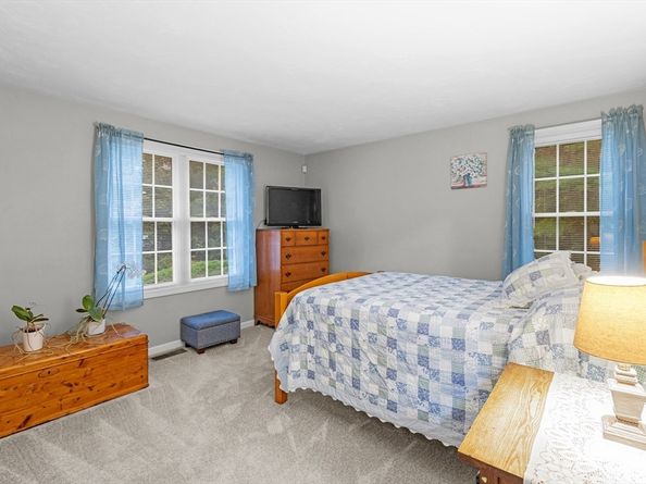 4 Penny Ln, Wareham MA 02538