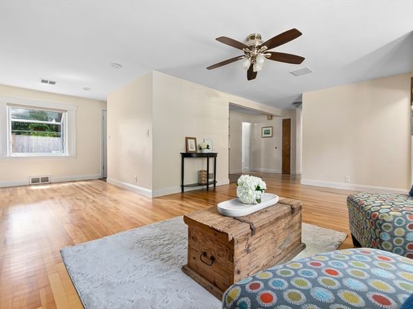 27 May St, Marblehead MA 01945
