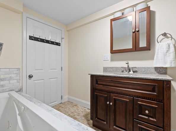27 May St, Marblehead MA 01945