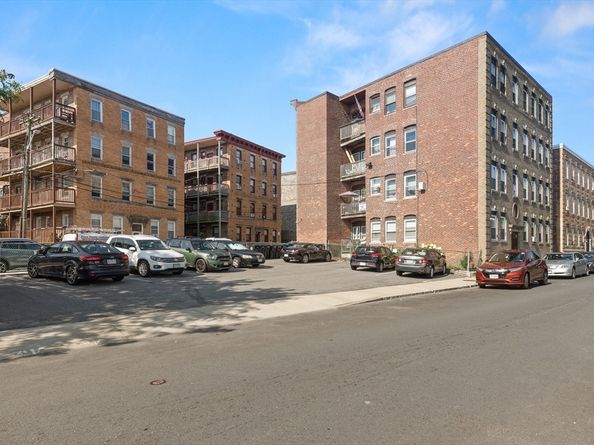 56 Peabody St 2W, Salem MA 01970