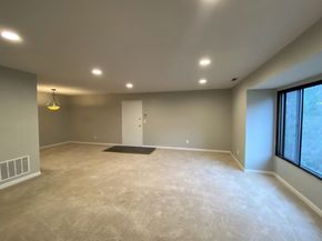 6 Thayer Pond Dr 17, Oxford MA 01537