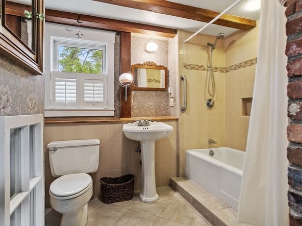 96 Lake Shore Dr, Wayland MA 01778