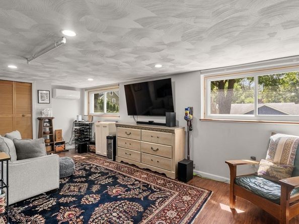 21 Livingstone Ln, Waltham MA 02453