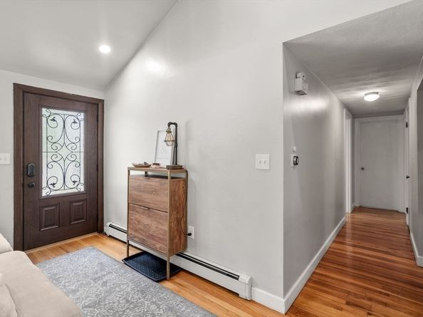 21 Livingstone Ln, Waltham MA 02453