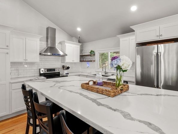 21 Livingstone Ln, Waltham MA 02453