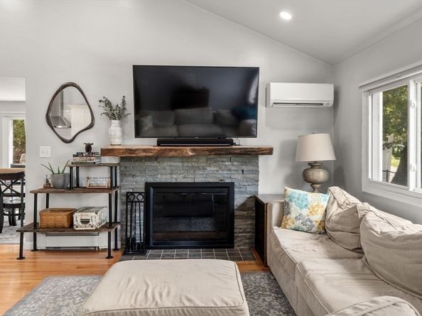 21 Livingstone Ln, Waltham MA 02453