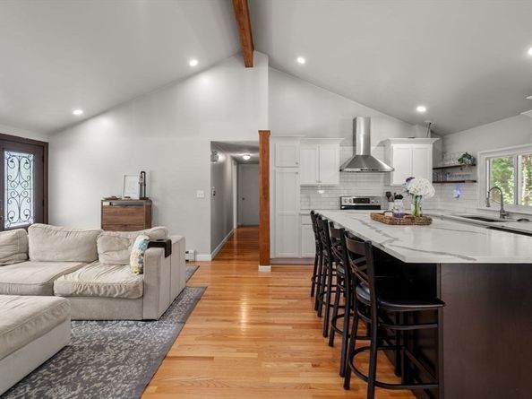 21 Livingstone Ln, Waltham MA 02453